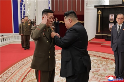 北韓領導人金正恩出席軍隊海外作戰部隊官兵授勳的儀式，地點為平壤朝鮮勞動黨中央委員會總部，此照片於8月22日發布。(KCNA)