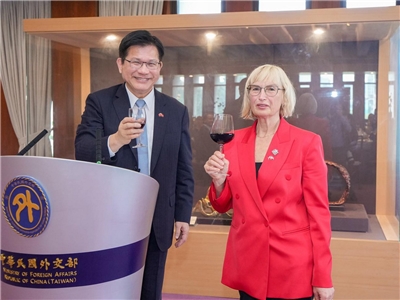 拉脫維亞國會友台小組主席齊翠蓮(Ingrida Circene，右)率團訪台，外交部長林佳龍(左)設宴款待 (圖取自林佳龍臉書)