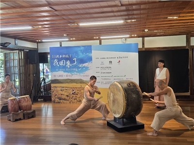 優人神鼓與桑布伊首度跨界合作，踏上池上秋收稻穗藝術節稻浪舞台。(江昭倫 攝)