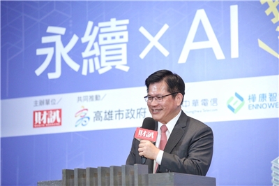 外交部長林佳龍昨出席「2025智慧城市新經濟力論壇」擔任頒獎人，15日於臉書發文，並針對「永續xAI打造幸福智慧城」的主題分享觀點，將成功經驗分享給全世界。 (圖擷自臉書@林佳龍)