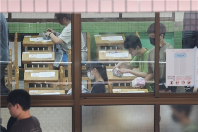 台中市1名高中生因學習歷程檔案遭指造假遭申請學校取消資格，改考分科測驗成功上岸。圖為114年度分科測驗考生專心應試。(中央社)