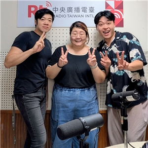 主持人亞特(左)、佑仁(右)與來賓張慧慈(小花媽，中)