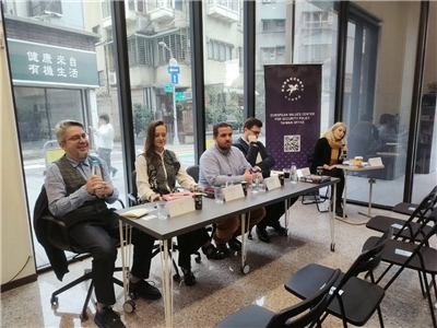 捷克重要智庫「歐洲價值安全政策中心」2022年在台成立辦事處後，經常舉行論壇促進雙方對話交流。圖為今年1月舉行座談會討論台歐關係。(圖：央廣記者王照坤 攝)