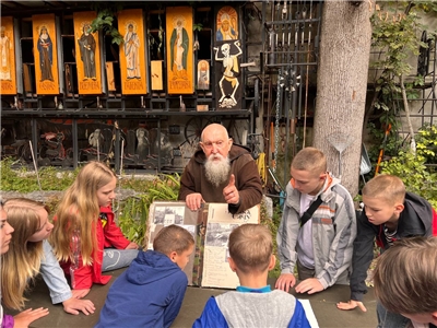 「烏克蘭寄養孩童及家庭夏令營」為愛沙尼亞國際發展中心提供孩童實地體驗愛沙尼亞文化的機會。圖為塔林烏克蘭文化中心負責人向烏克蘭孩童展示手繪書。（駐拉脫維亞代表處提供）
