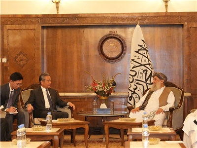 阿富汗總理阿洪德日前接見到訪的中國外長王毅。(圖：中國外交部)