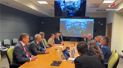 美國太空總署NASA臨時署長達菲(Sean Duffy)(右4)31日在佛羅里達，和俄羅斯太空總署(Roscosmos)署長巴卡諾夫(Dmitry Bakanov)(左3)舉行罕見的面對面會談。(X平台/@RT_com)