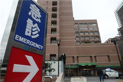 衛生福利部中央健康保險署7日召開急診壅塞因應策略研商會議，擬有條件調整急診診察及護理費、急救責任醫院加護病房給付，並增給付急診留觀床等，估每年增加健保支出新台幣逾40億元，最快5月上路。圖為台北市士林區一處醫院外急診指示牌。中央社記者吳家昇攝　114年3月7日 (圖：中央社)