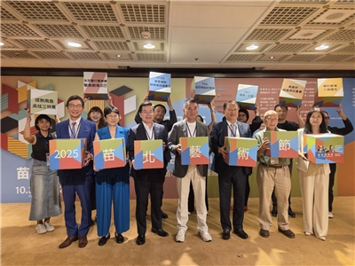 2025苗北藝術節將於10月3日至12月28日盛大登場，13日宣告記者會上，苗栗縣長鍾東錦(前排中)、苗北藝文中心藝術總監林佳瑩(前排坐二)與參與藝術團隊代表出席造勢。(江昭倫 攝)