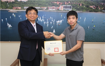 國立中山大學4日宣布，「台灣桌球教父」莊智淵(右)正式加入中山大學，擔任副教授一職，未來將帶領中山桌球隊、參與體育教學。左為中山大學校長李志鵬。(國立中山大學提供)