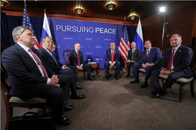 美國總統川普與俄羅斯總統蒲亭15日在美國阿拉斯加舉行峰會，各自都派出相關幕僚與會。