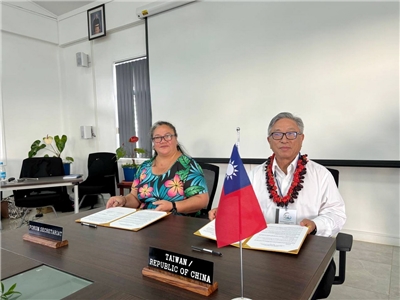 台灣與太平洋島國論壇對話會議至今已有29屆，去年還特別跟論壇祕書處簽署為期3年的合作協定；圖為時任外交部次長田中光(右)與PIF副祕書長(左)簽署協定時合影 (外交部提供)