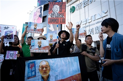 香港邊城青年等民間團體，24日於台北西門町街頭，呼籲中國政府立即釋放蘋果日報創辦人黎智英。(楊仁翔 攝)