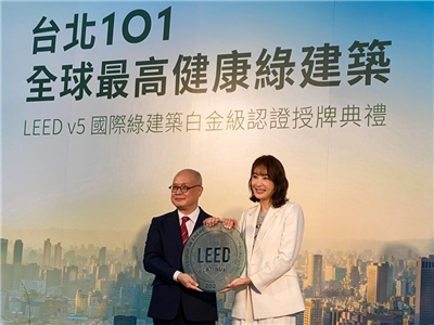 美國綠建築協會北亞區董事總經理杜日生(左)22日將全球最嚴格的綠建築標準LEED v5白金級認證頒給101董座賈永婕(右)。(吳琍君攝)