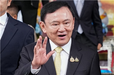 圖為被指控冒犯君主罪的泰國前總理戴克辛(Thaksin Shinawatra)，22日獲判無罪後走出法庭。