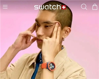 瞇瞇眼宣傳照惹怒中國民眾，瑞士品牌Swatch致歉。 (圖:翻拍微博)