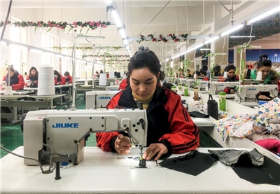 美國國土安全部查中國涉及強迫勞動商品，最近再將鋼鐵、鋰等產品納入嚴審範圍。圖為新疆再教育營學員工作情形。示意圖(路透社/達志影像)
