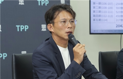 民眾黨主席黃國昌6日下午於黨政會議後受訪表示，對於是否落實「兩年條款」，他個人將「尊重並執行柯文哲主席的原始規劃與想法」。(圖：中央社)