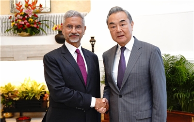 印度外交部長蘇杰生(Subrahmanyam Jaishankar，左)18日與中國外長王毅(右)會面。(翻攝Subrahmanyam Jaishankar社群平台X)