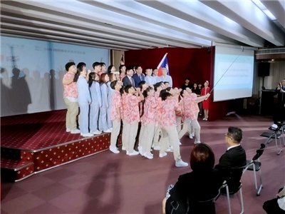 外交部18日舉辦國際青年大使交流計畫出團授旗典禮，團員們在典禮結束後與外長林佳龍開心自拍 (央廣記者王照坤 攝)