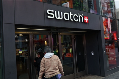 位於紐約時報廣場的瑞士鐘錶Swatch門市。(AFP)