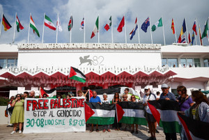 在義大利威尼斯影展(Venice Film Festival)開幕倒數、眾多著名影星將走上紅毯的幾個小時前，一群抗議者聚集在影展主要場館外，高舉著「解放巴勒斯坦」和「停止種族滅絕」的標語，抗議以色列對加薩的入侵。(路透社/達志影像)
