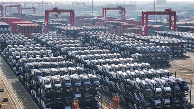 圖為中國電動車龍頭比亞迪（BYD）在江蘇太倉港的國際貨櫃碼頭，等待裝船出口的電動車。(AFP)