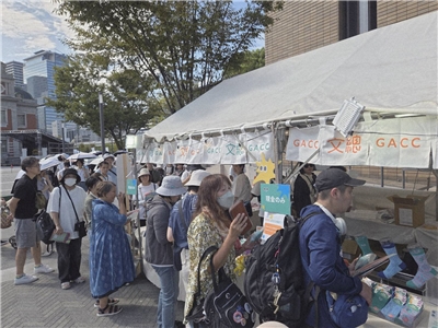 文總大阪場「TAIWAN PLUS 台日新風」市集， 9日在大阪中之島戶外正式揭幕，a-We 攤位還未開賣就已大排長龍。(江昭倫 攝)