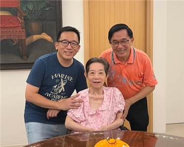 前第一夫人吳淑珍（中）在台南住處昏倒，疑失去呼吸、心跳，消防局透過電話指導報案人急救，送醫途中恢復呼吸、心跳，到院後恢復意識。 (圖擷自臉書@陳致中)