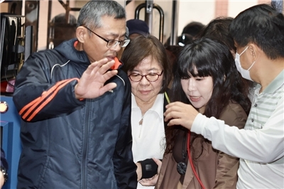 台北地方法院審理罷免提議書涉偽造案，今天裁定黃呂錦茹(中)1000萬元交保，並實施電子監控。(圖：中央社)