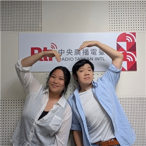 主持人亞特(右)與來賓宜蘭(左)