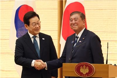 韓國總統李在明(左)23日訪問日本展開穿梭外交，以愛吃咖哩聞名的日本首相石破茂(右)在晚宴特別以親自設計的「石破咖哩」款待李在明訪團。(圖：日本首相官邸官網)