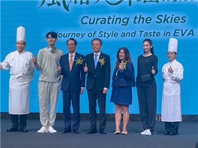 長榮航空總經理孫嘉明(中)20日攜手法日潮流品牌Maison Kitsuné的品牌總監Leyla Pursharifi(中右)，共同發表雙方跨界合作的機上用品，包括左右兩側身著不同色系睡衣的男女模特兒；同時攜手長榮空廚事長柯金成(中左)與率領的主廚，推出全新的機上餐點。希望為全球旅客打造兼具風格與味蕾的雲端旅行。(吳琍君攝)