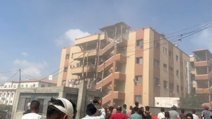 以色列今天(25日)襲擊位於加薩南部的納瑟醫院(Nasser Hospital)，造成至少19人死亡，其中包括4名記者，其中1人為路透社工作人員。(路透社/達志影像)