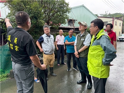 嘉義縣山區立委陳冠廷（戴帽者）表情凝重偕在地公職於梅山勘災。圖：取材自立委陳冠廷臉書