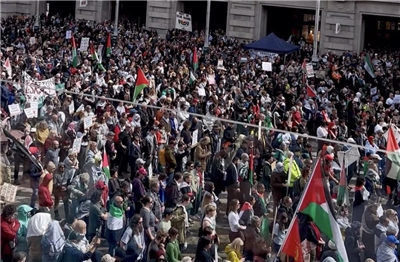 數以萬計的澳洲民眾24日走上街頭，呼籲政府制裁以色列並表達對巴勒斯坦人的支持。(X@Sophiemcneill)