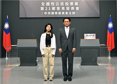 中選會13日舉辦核三延役全國性公投意見發表會，正反雙方代表方別為民眾黨主席黃國昌(右)及親子共學暖暖蛇共學團自學畢業生吳亞昕(左)。(圖：中選會提供)