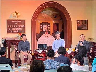 《我們與小娘惹的距離：台灣與馬來世界》系列講座第三場邀請到政大歷史學系副教授藍適齊(中)及新媒體「故事StoryStudio」創辦人涂豐恩(左)進行對談，由華視總經理特助張正(右)擔任主持人。(陳念宜 攝)