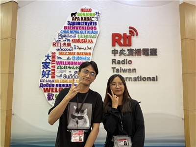 央廣暑期實習同學，左:銘傳大學影音新聞暨社群傳播學系的陳致宏，右:銘傳大學廣播電視學系的李亭萱