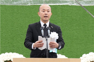 日本長崎市長鈴木史朗(Shiro Suzuki)9日在原子彈爆炸80週年紀念儀式上致詞。(AFP)