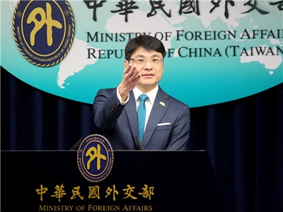 外交部發言人蕭光偉12日表示，暗網上的資料真偽難辨，但初步查對後發現那些資料多屬「例行業務」 (央廣記者王照坤 攝)
