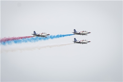 空軍5號於岡山基地，舉行「雷虎小組傳承交接典禮」，雷虎小組駕駛AT3「自強號」教練機，完成最後一次展演任務。(楊仁翔 攝)