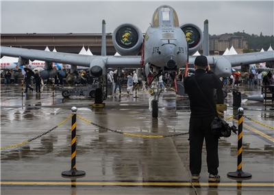 2名台灣人5月10日涉嫌在韓國烏山空軍基地（Osan Air Base）舉行的航空展非法進行拍攝，法院就此案判處2人各1年6個月有期徒刑、緩刑3年。圖為展覽照片。 (FB@Osan Air Base)