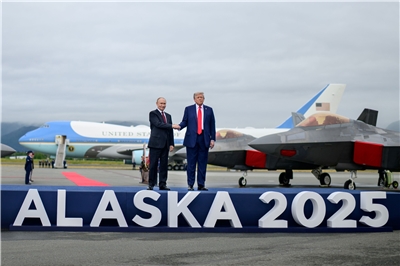 美國總統川普(Donald Trump)(右)與俄羅斯總統蒲亭(Vladimir Putin)(左)15日先後飛抵阿拉斯加，為俄烏戰爭以來，兩人首度會面。(X平台/@WhiteHouse)