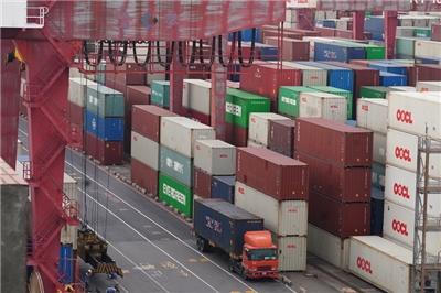 7月出口創歷年單月新高。圖為高雄港區貨櫃堆疊。