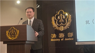 法務部次長黃謀信今天召開記者會，表達反對刑事訴訟法修法，刪除勾串羈押的事由。 （劉玉秋攝）