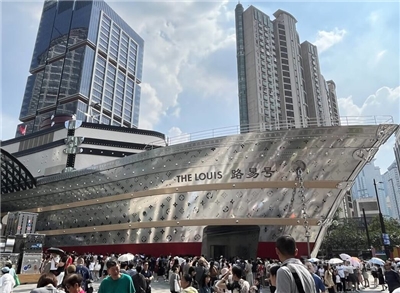 法國奢侈品牌路易威登（Louis Vuitton）進軍美妝市場，20日在中國江蘇省南京市開設全球首家香水美妝精品店，同步發表全新美妝系列 La Beaute，預計8月25日全球線上預售，一支口紅要價 人民幣1200元（約新台幣5100元），創市場新高。資料照。(圖:中央社)