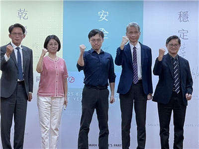 民眾黨4日召開記者會，針對中選會將辦核三延役全國性公投案5場電視辯論會，正方5位代表首次同台。(鄭佑漢 攝)