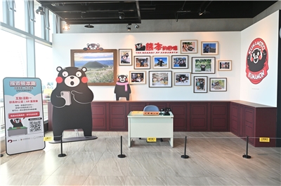 桃園機場「探索熊本趣」展期至12月14日，現場原汁原味展出熊本熊部長辦公室及設置AR互動體驗，歡迎前來機場協助部長蓋公文。(桃機公司提供)
