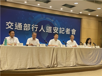 交通部長陳世凱(中)6日率領4大新任官員，包括路政及道安司長吳東凌(左)、公共運輸及監理司長胡廸琦(右)、公路局長林福山(中右)、運輸研究所長黃新薰(中左)，公布今年1-5月的道安數據。(吳琍君 攝)