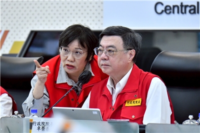 行政院院長卓榮泰4日表示，丹娜絲重建條例將納0728豪雨災損，因此特別預算規模將增加。圖為行政院長卓榮泰(右)3日視導「0728中央災害應變中心」與內政部長劉世芳討論應變。(行政院提供)